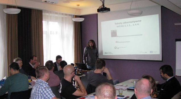 Powiększ obraz: Marcin Luboń, ekspert Funadcji Widzialni, podczas szkolenia z dostępności stron www